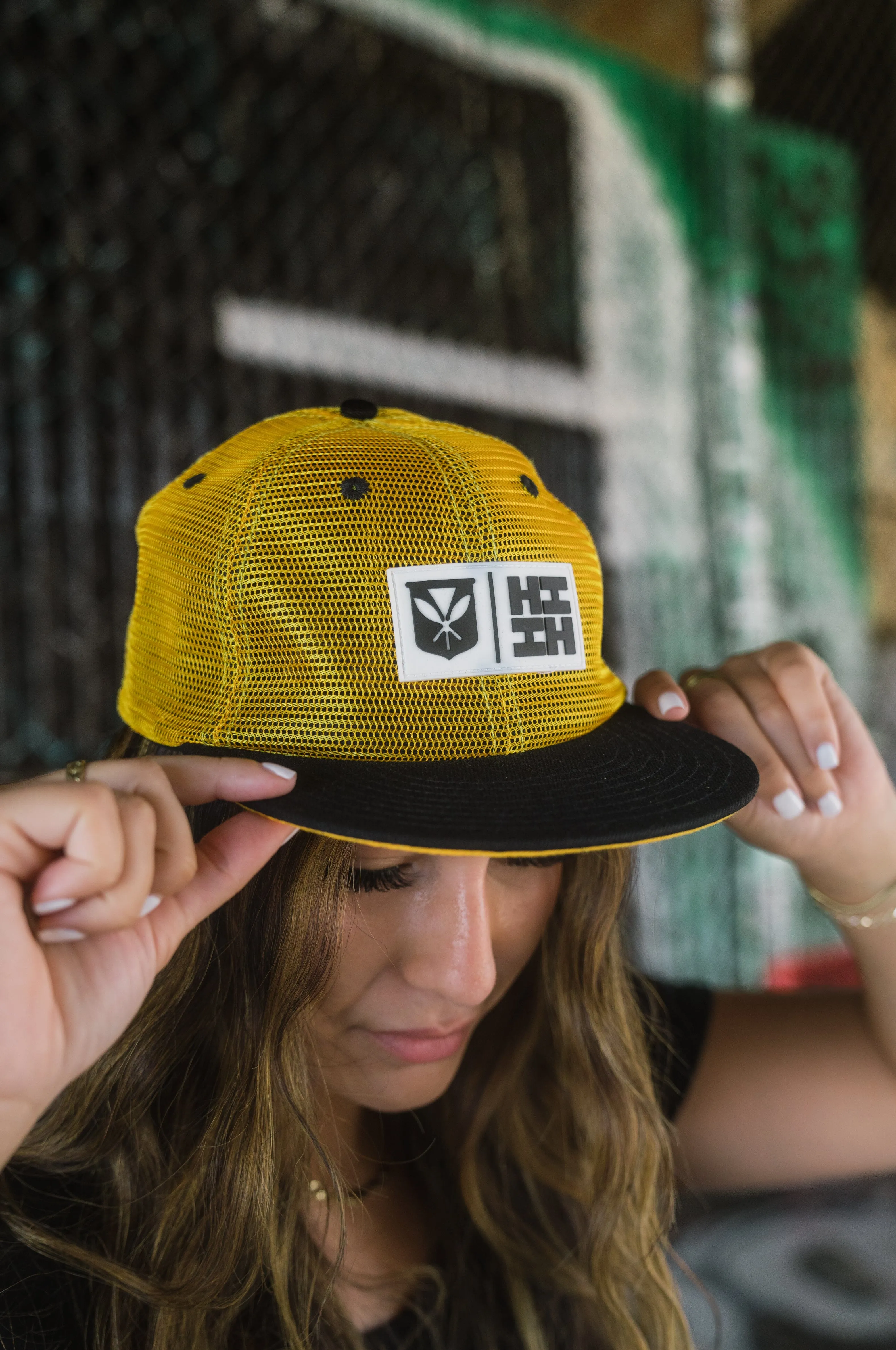 YELLOW MESH SIMPLE LOGO HAT